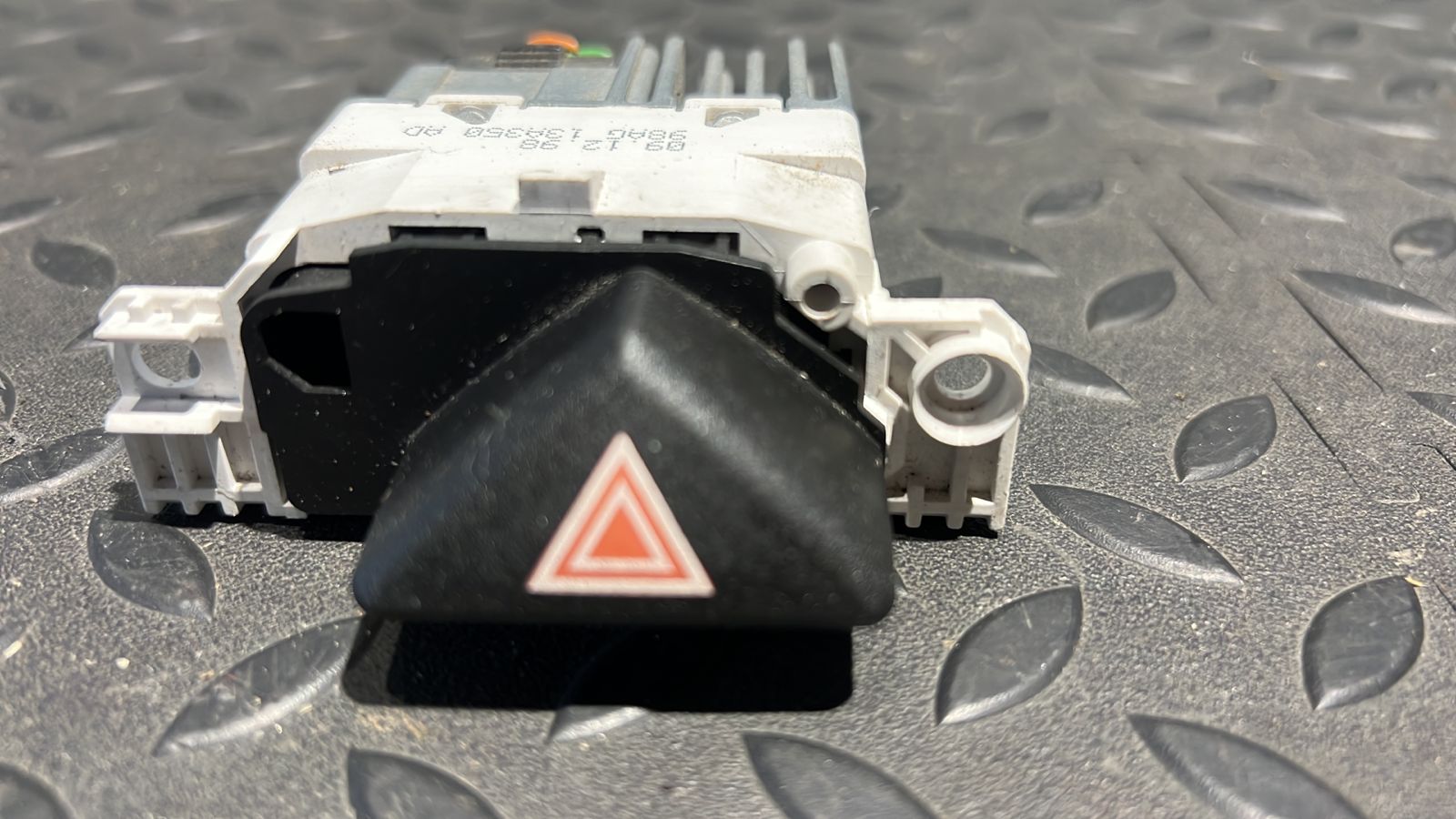 Кнопка аварийной сигнализации Ford Focus 1998-2007