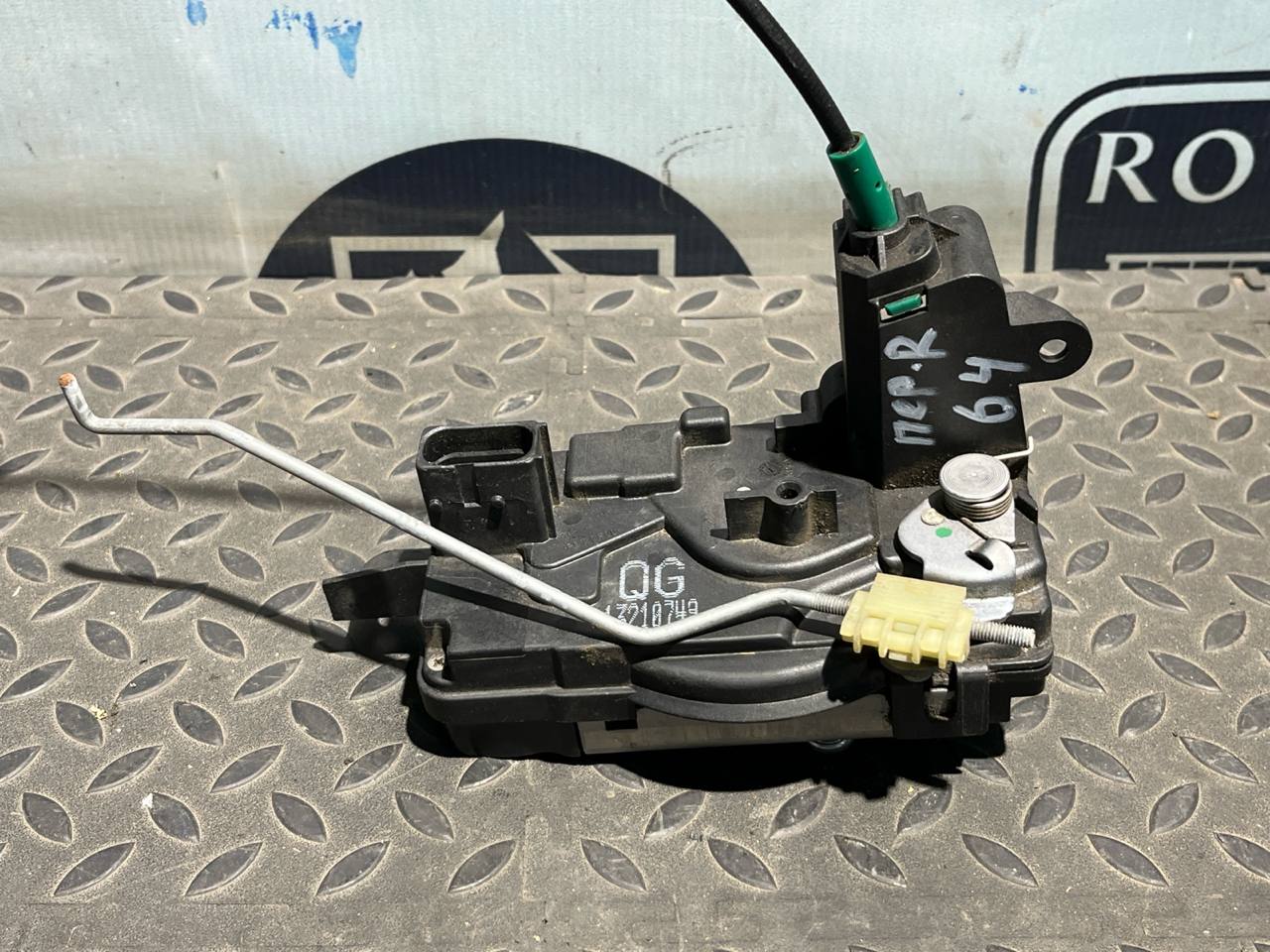 Замок двери передний правый Opel Astra/H 2004-2014