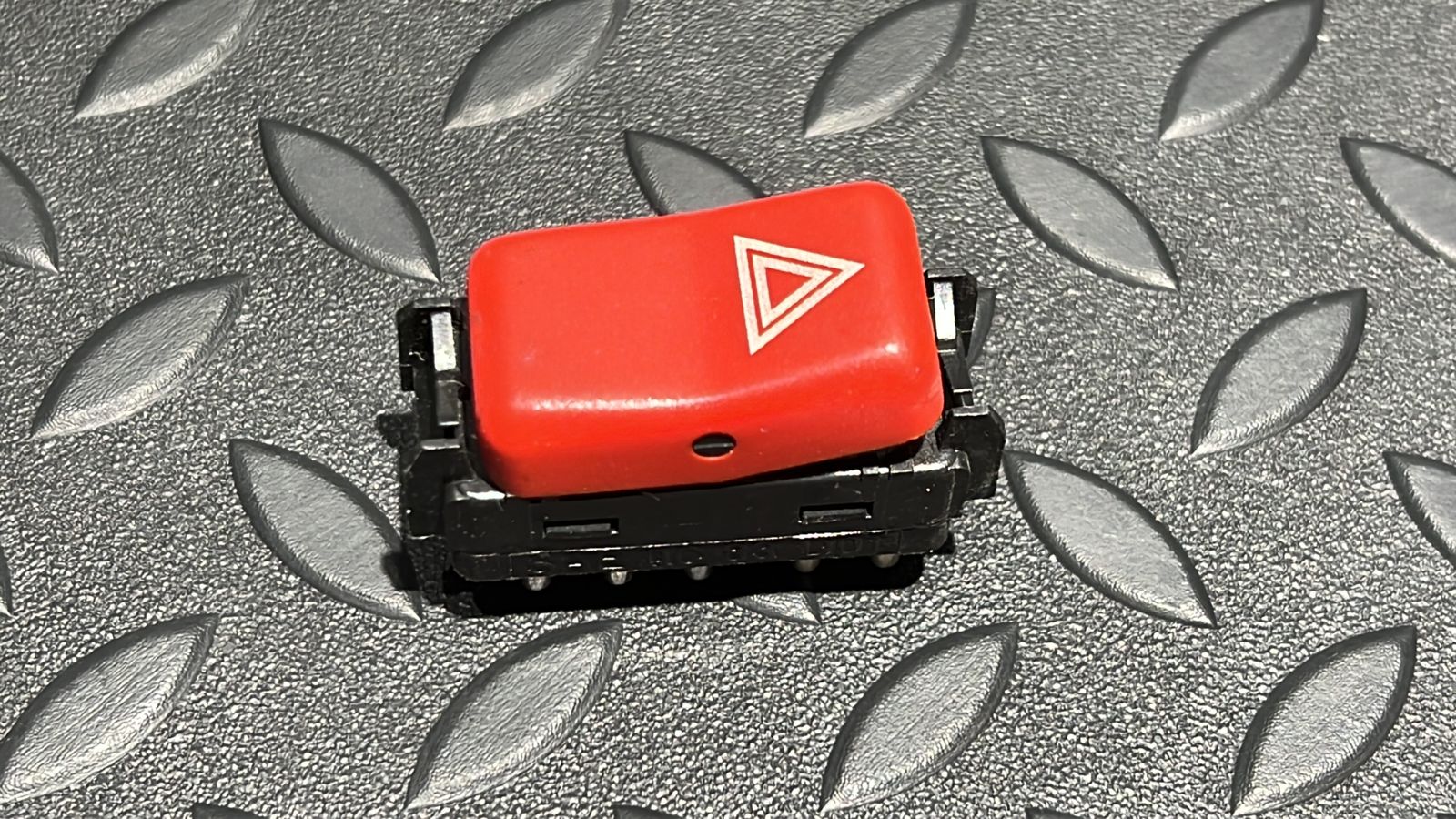 Кнопка аварийной сигнализации Mercedes C/W202 1993-2001