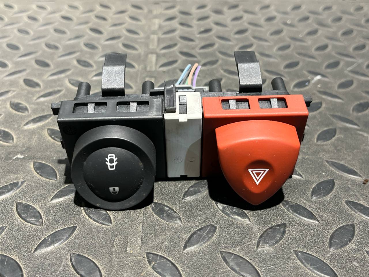 Кнопка аварийной сигнализации Renault Megane/2 2002-2009