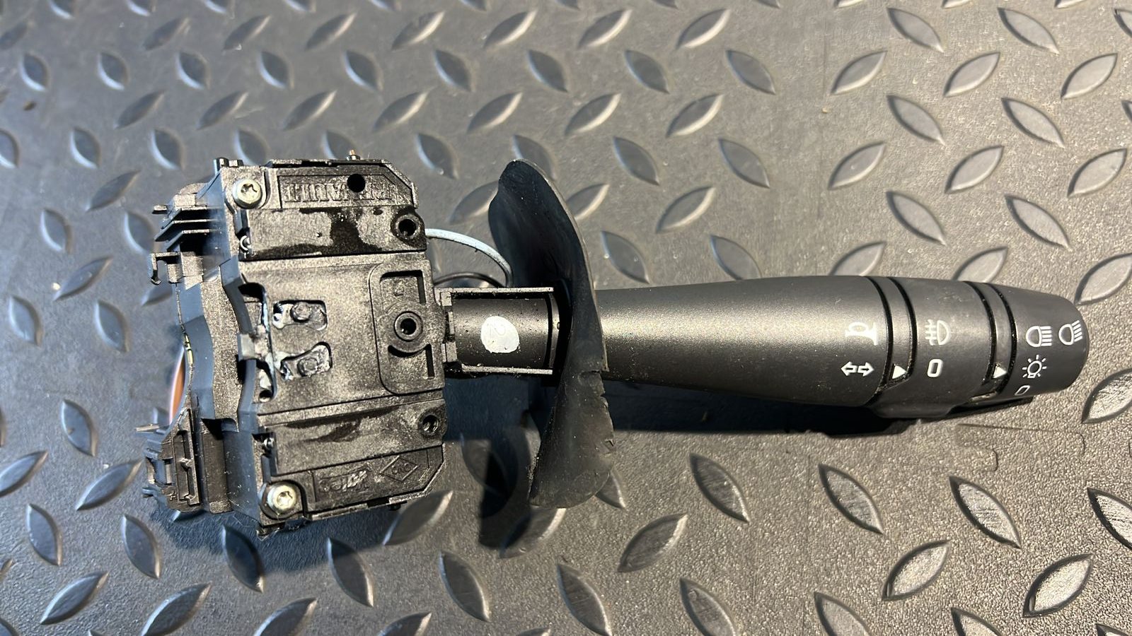 Переключатель поворотов Renault Sandero 2009-2014