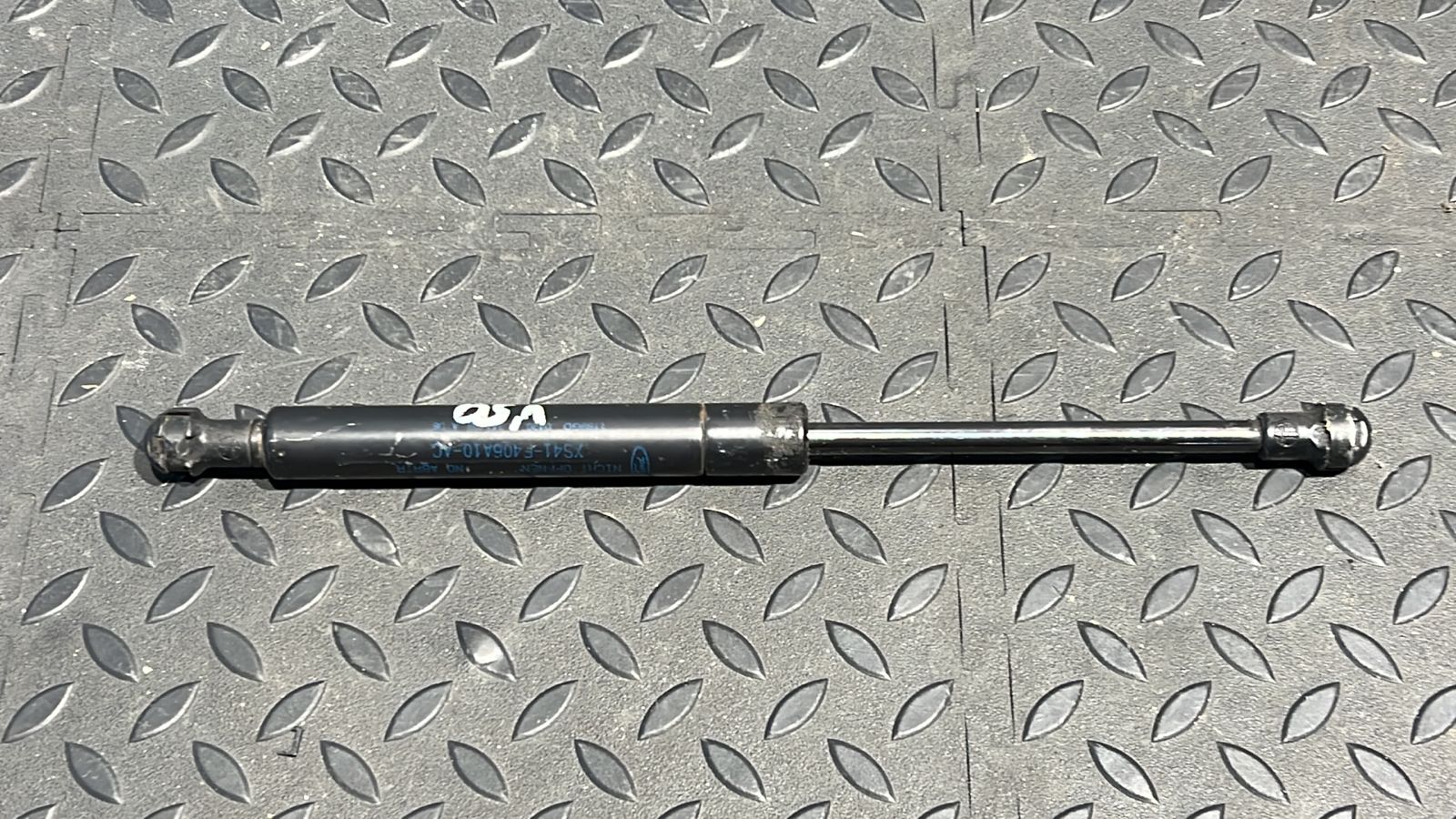 Амортизатор крышки багажника Ford Focus 1998-2007