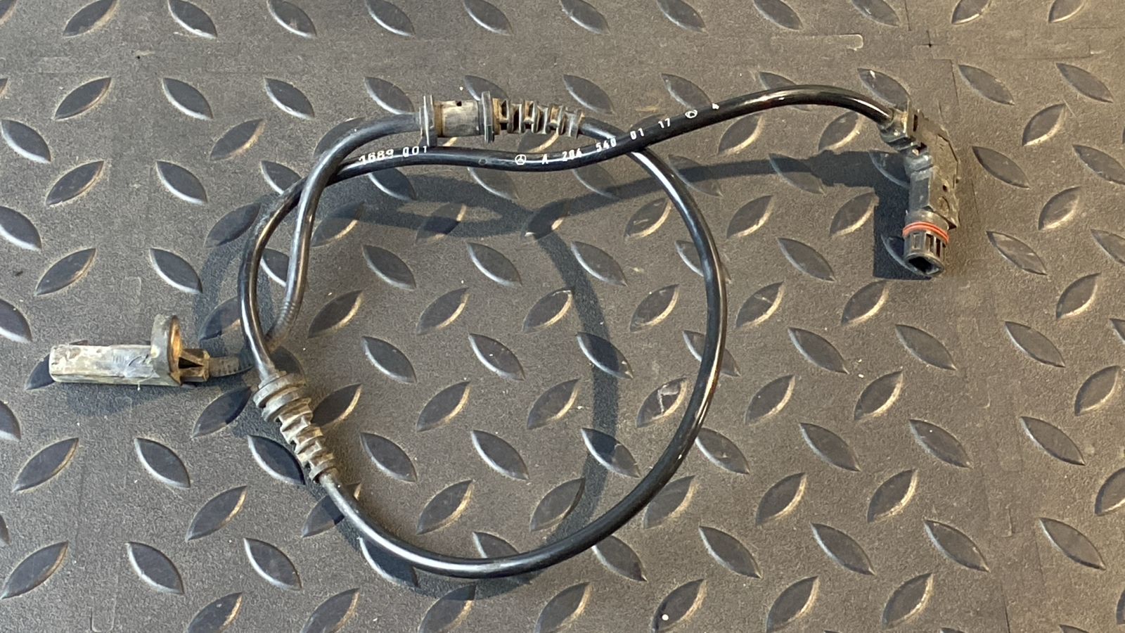 Датчик ABS передний Mercedes C/W204 2006-2015