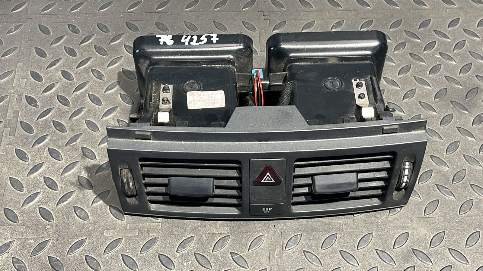 Дефлектор воздушный центральный Mercedes C/W204 2006-2015