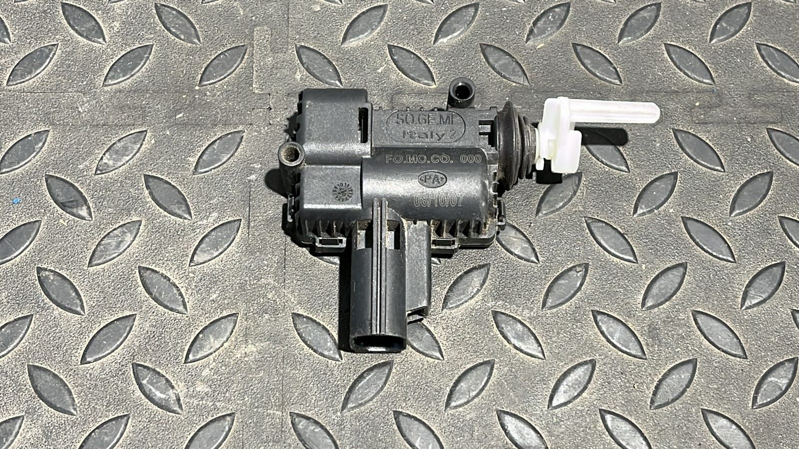 Активатор замка крышки топливного бака Ford Focus/2 2004-2011