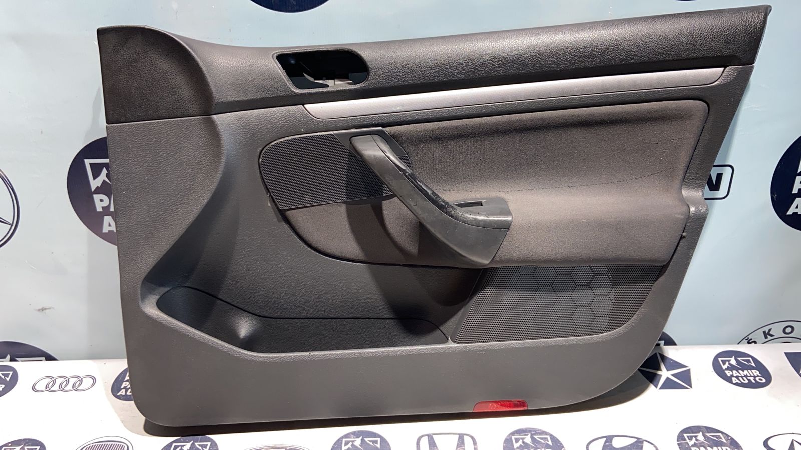 Обшивка двери передняя правая Volkswagen Golf/5 2003-2009