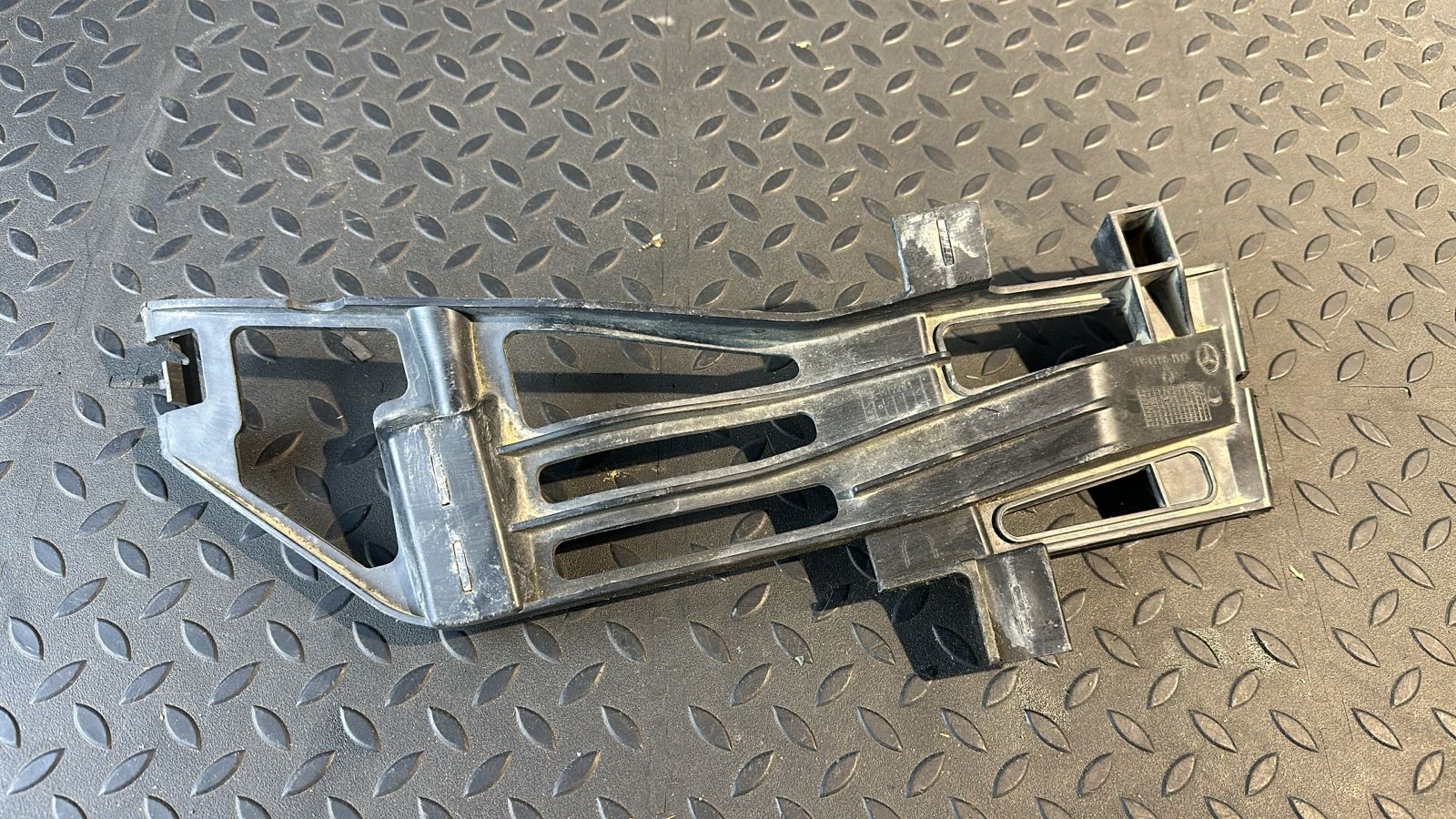 Кронштейн бампера задний правый Mercedes E/W211 2002-2009