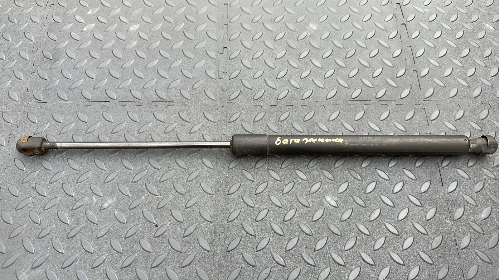 Амортизатор двери багажника Opel Zafira/B 2005-2014