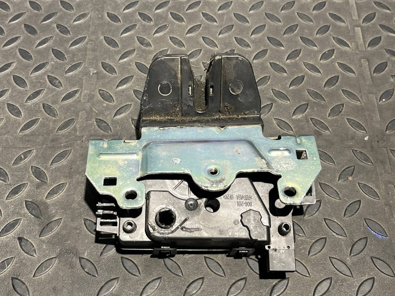 Замок двери багажника Opel Zafira/B 2005-2014