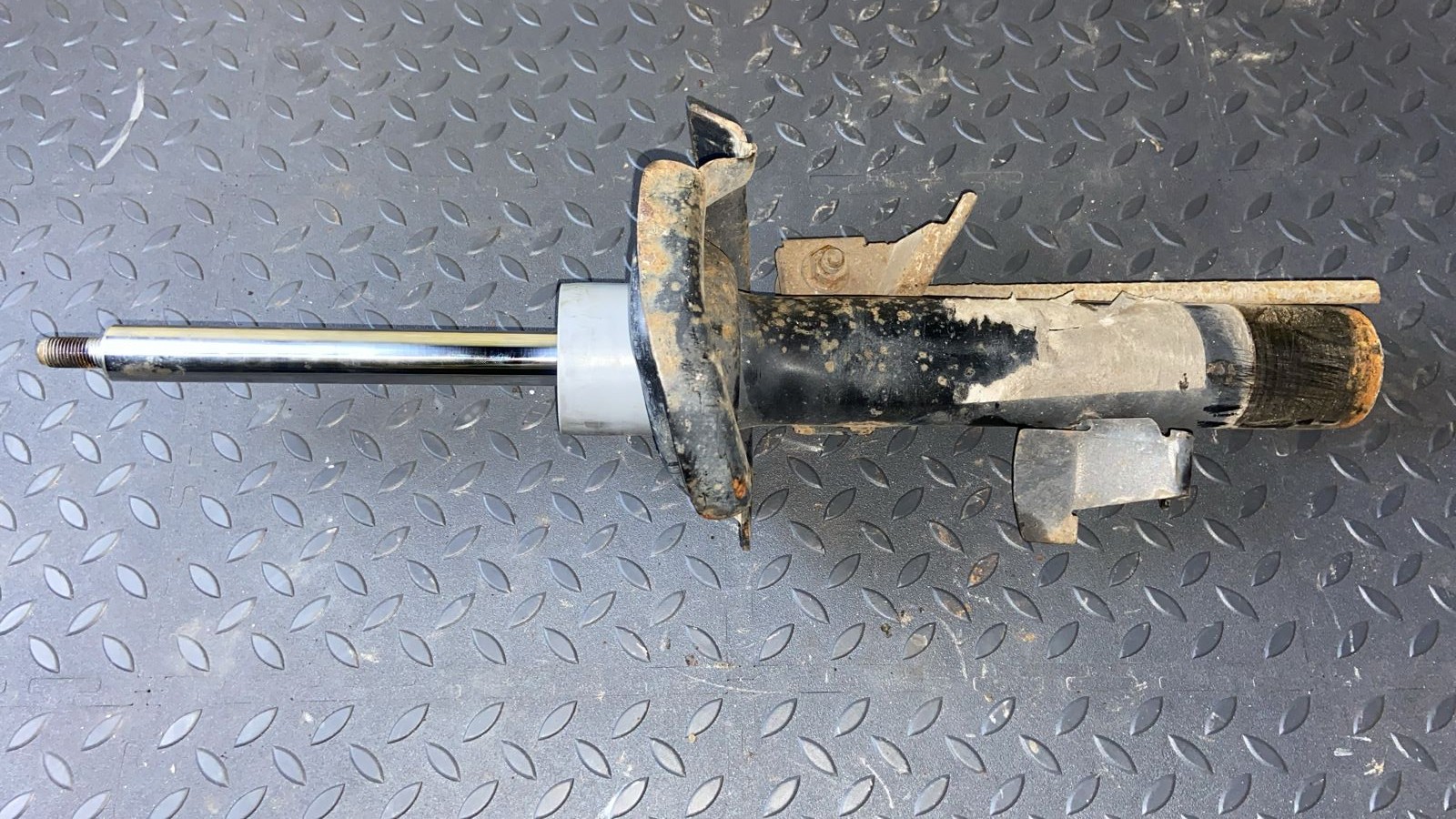 Амортизатор передний левый Ford Focus/2 2004-2011