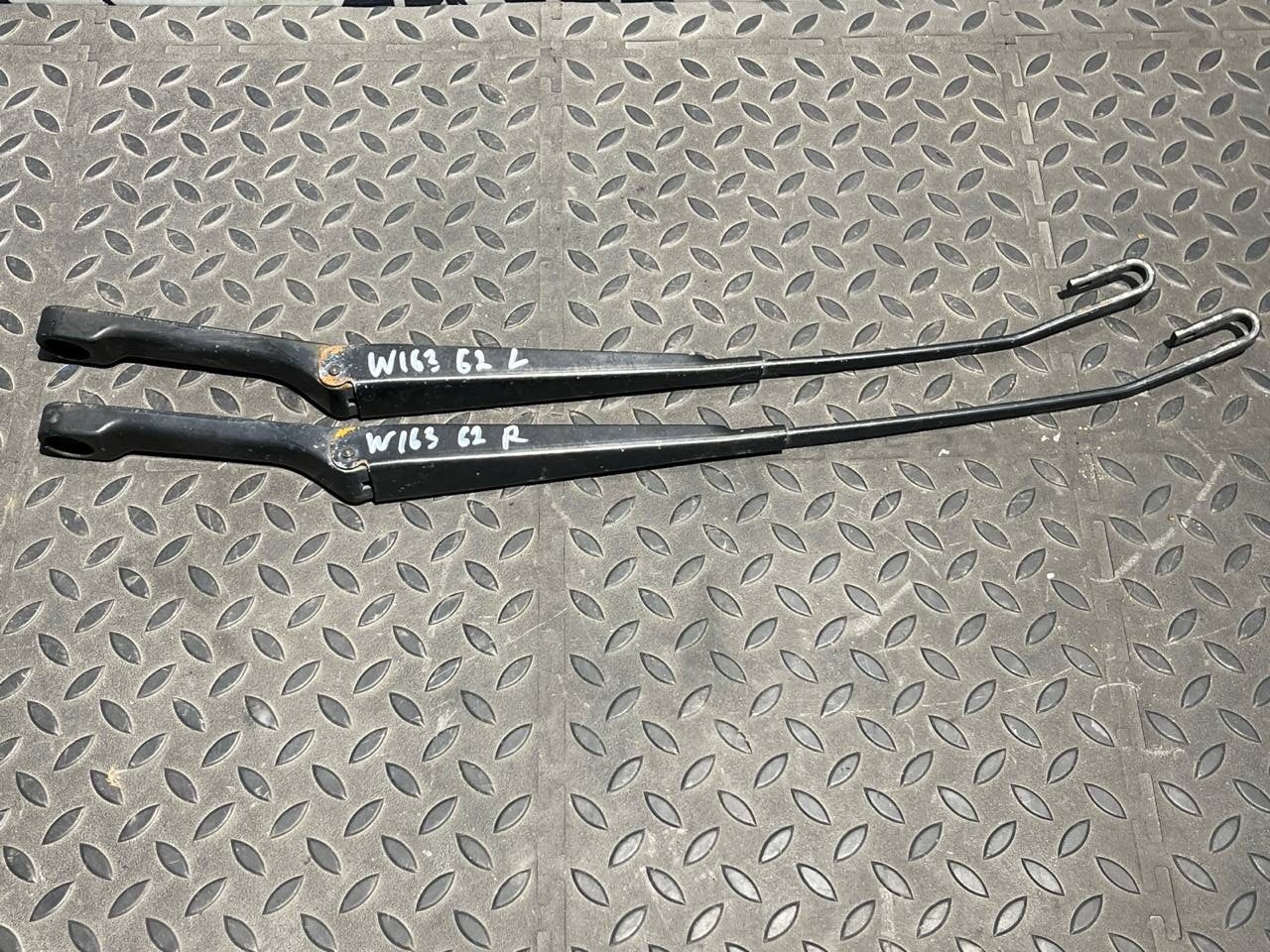 Поводок стеклоочистителя Mercedes M/W163 1997-2005