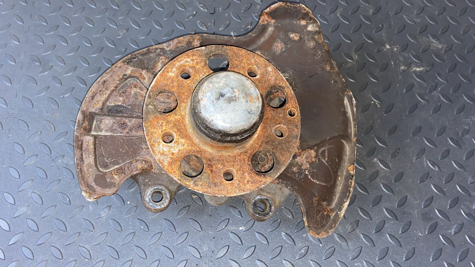 Кулак поворотный передний правый Mercedes C/W203 2000-2008