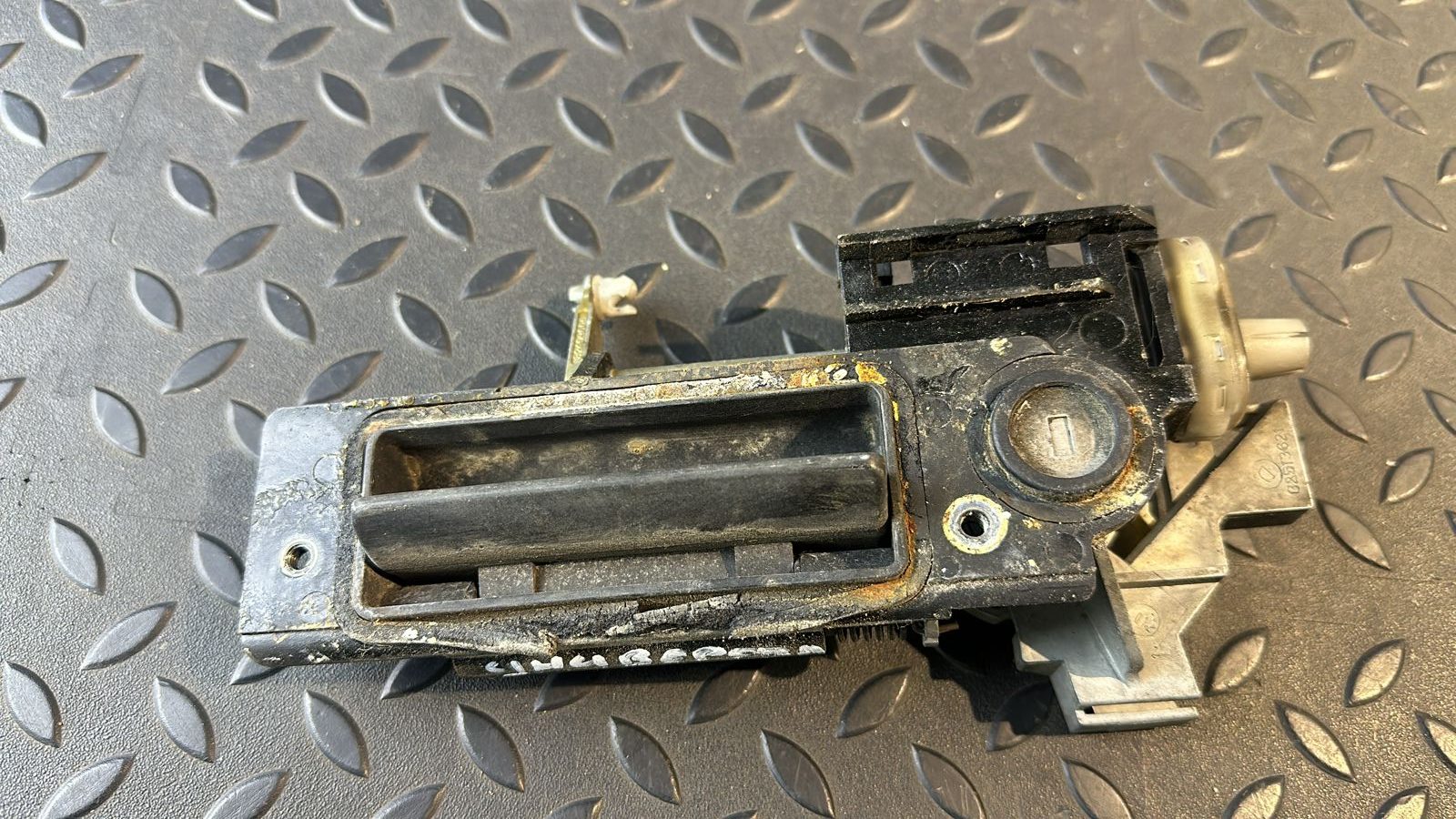 Ручка двери багажника Mercedes E/W210 1995-2003