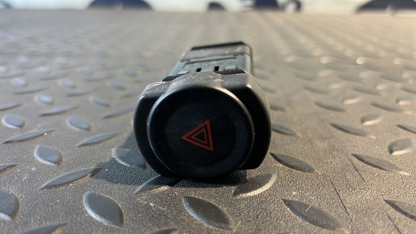 Кнопка аварийной сигнализации Renault Sandero 2009-2014