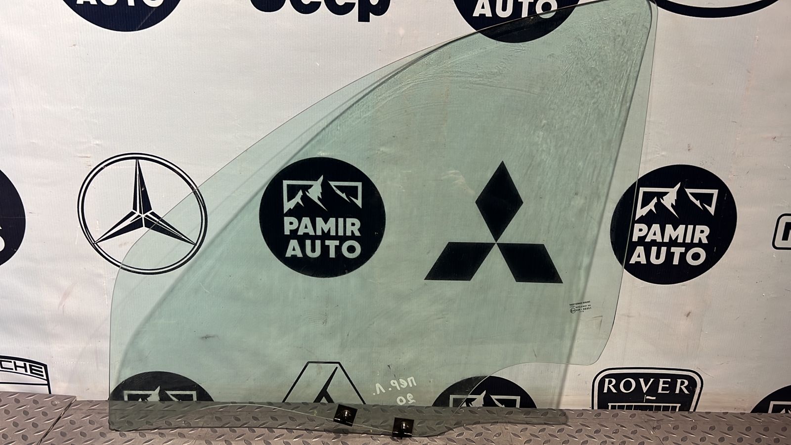 Стекло двери переднее левое Renault Sandero 2009-2014