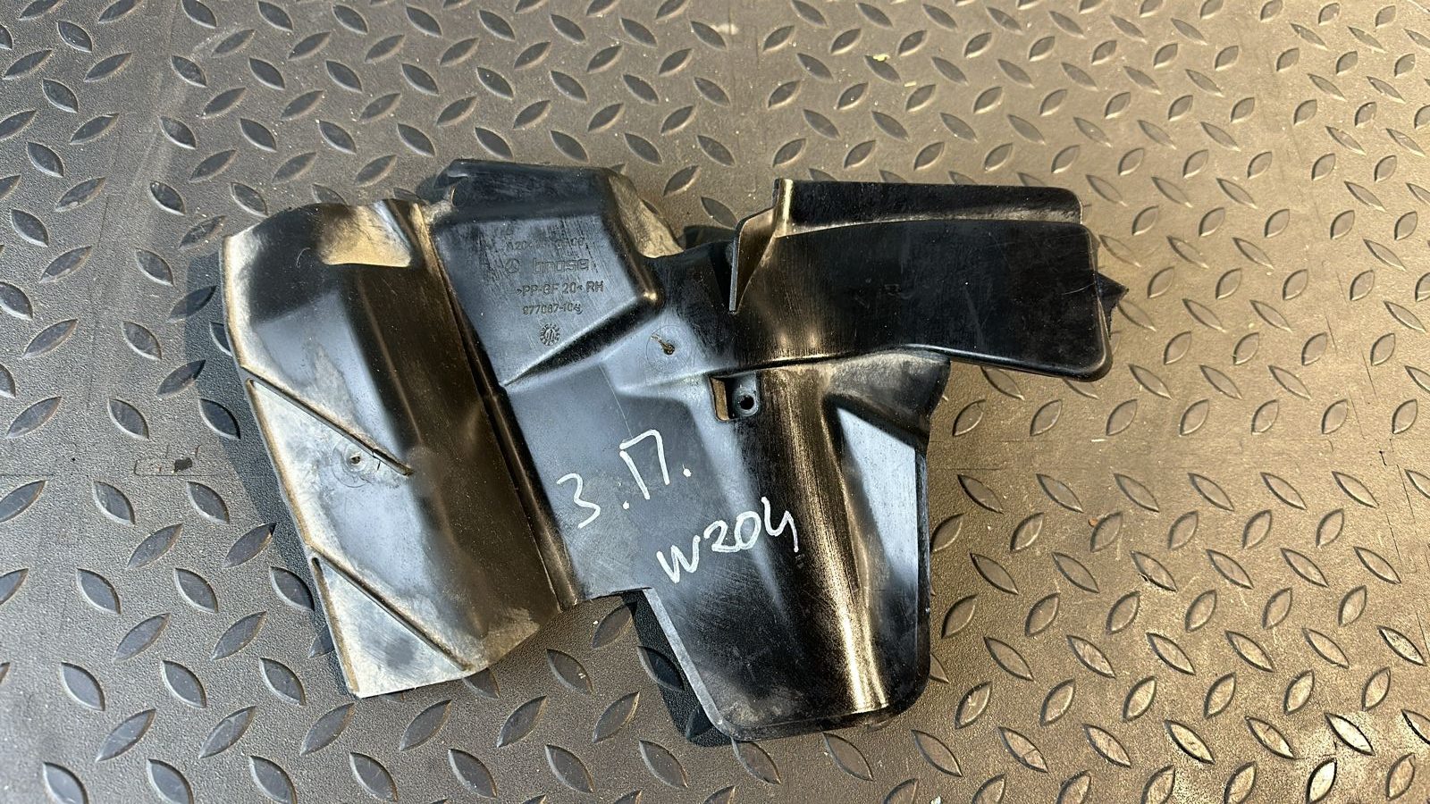 Кронштейн замка двери задний правый Mercedes C/W204 2006-2015