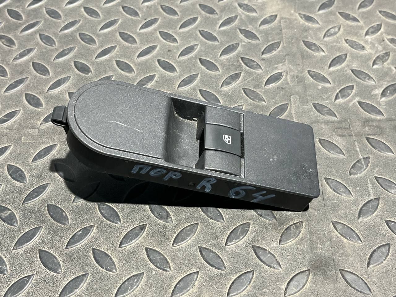 Кнопка стеклоподъемника передняя правая Opel Astra/H 2004-2014