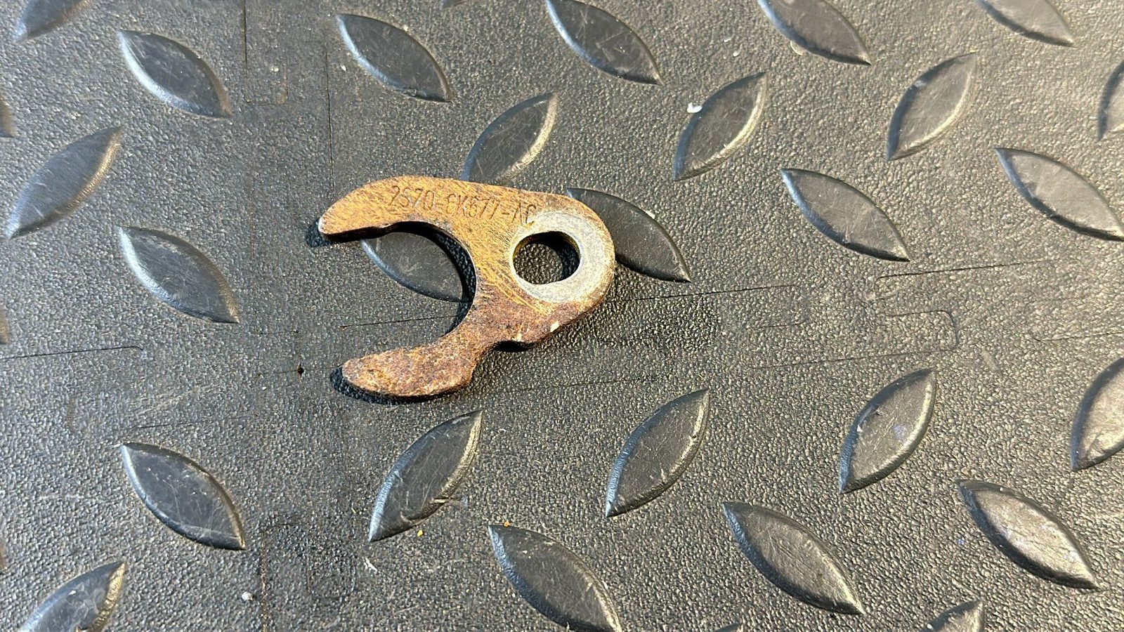 Скоба трубки турбины Ford Transit 2000-2006