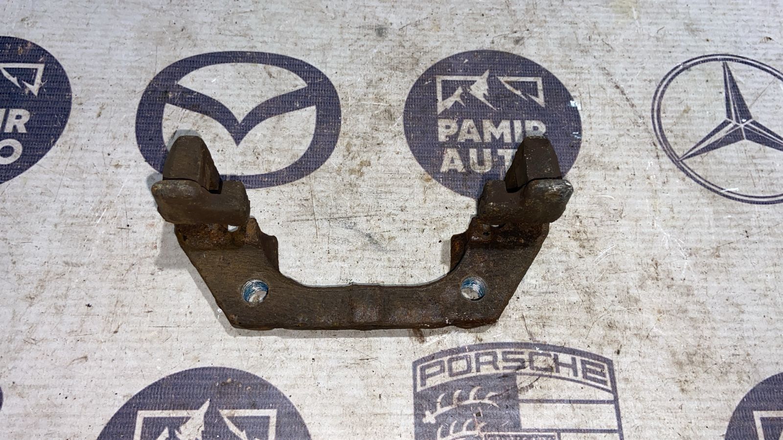 Скоба суппорта задняя левая Opel Vectra/C 2002-2008