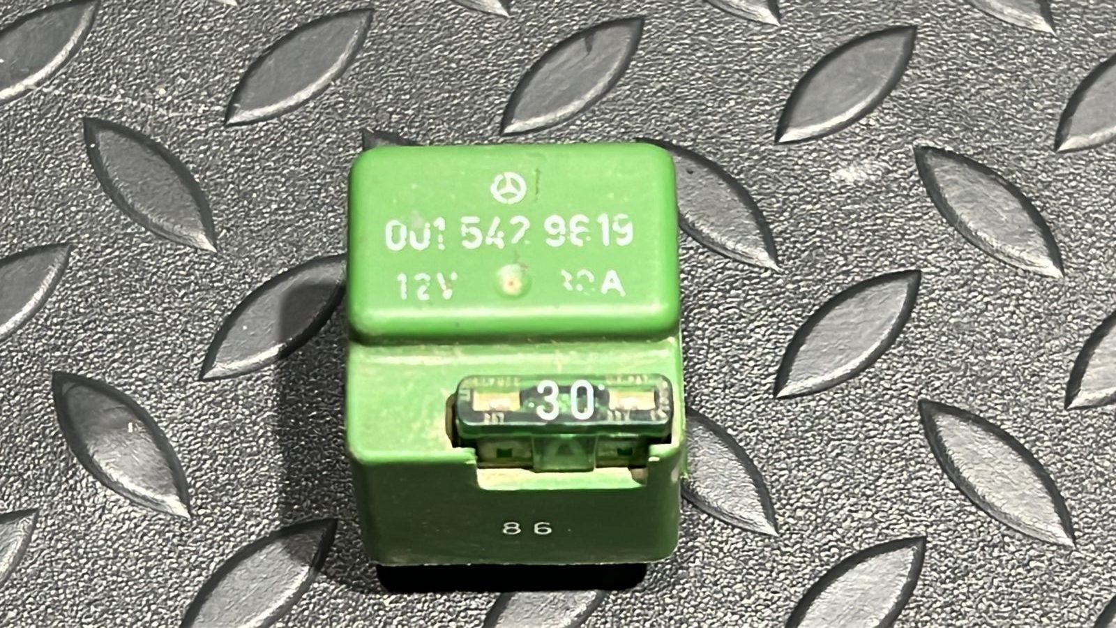 Реле топливного насоса Mercedes C/W202 1993-2001