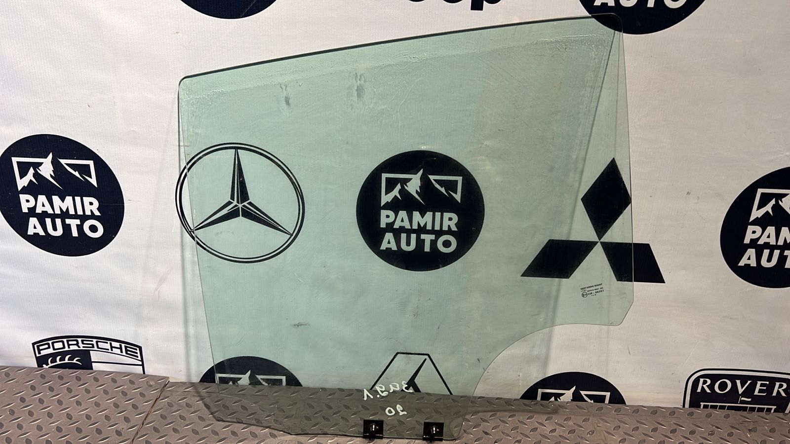 Стекло двери заднее левое Renault Sandero 2009-2014