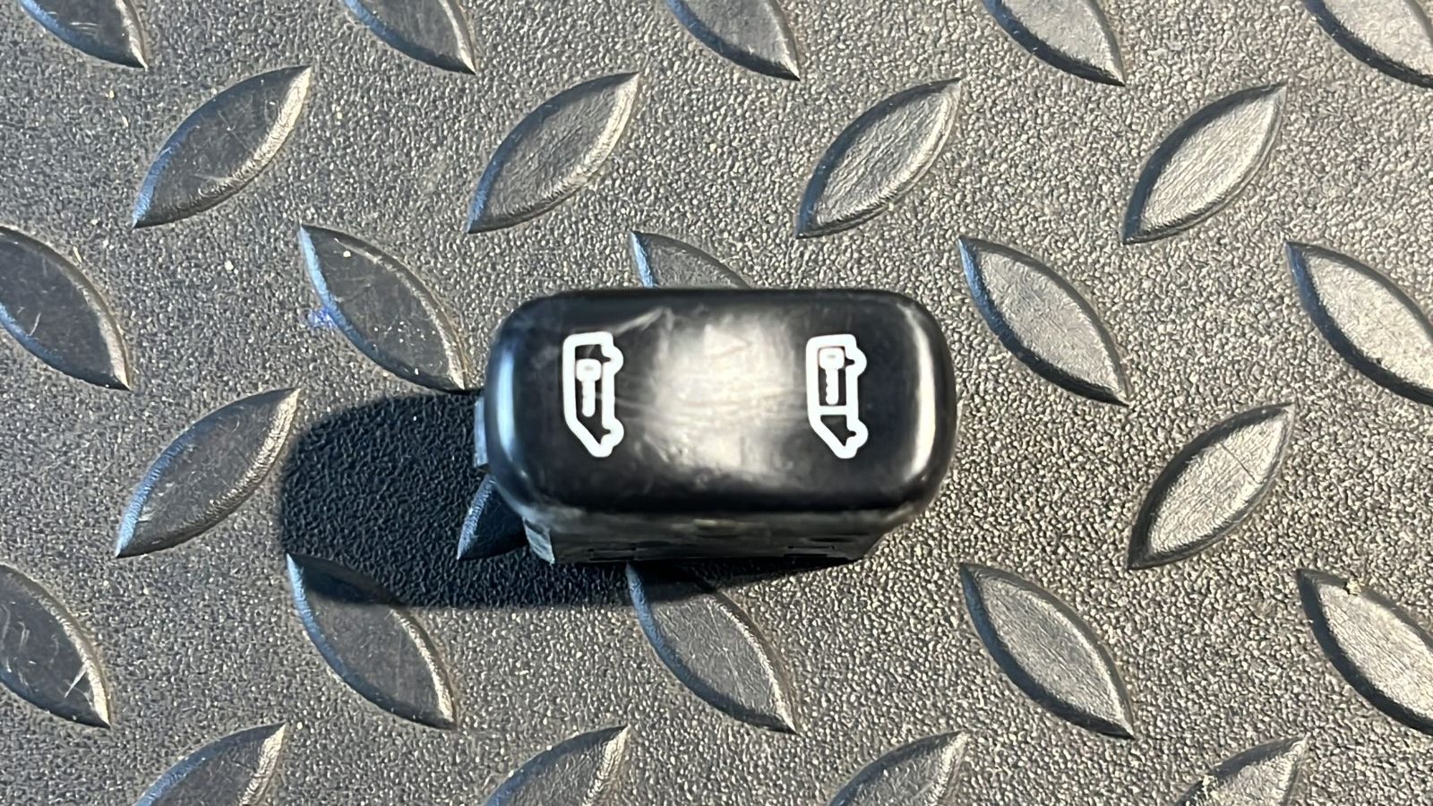 Кнопка центрального замка Mercedes Vito/W638 1996-2003