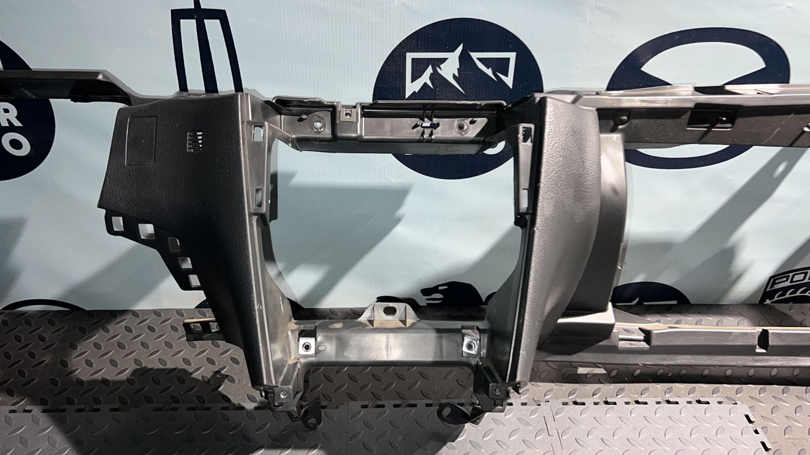 Торпедо Toyota Avensis/2 2003-2009