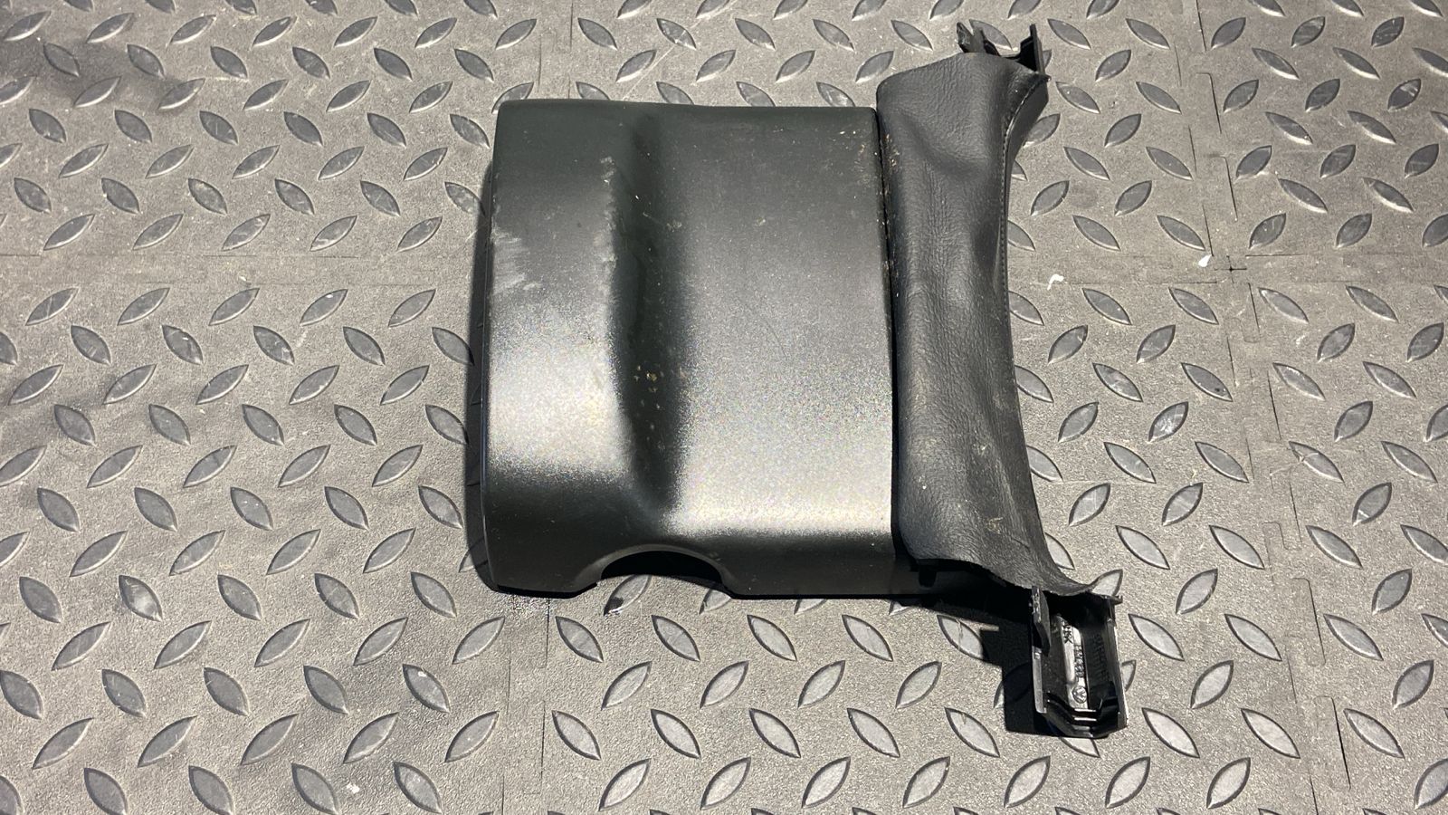 Кожух рулевой колонки верхний Volkswagen Golf/5 2003-2009