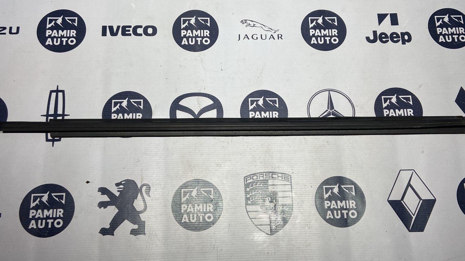 Уплотнитель двери передний правый Ford Focus 1998-2007