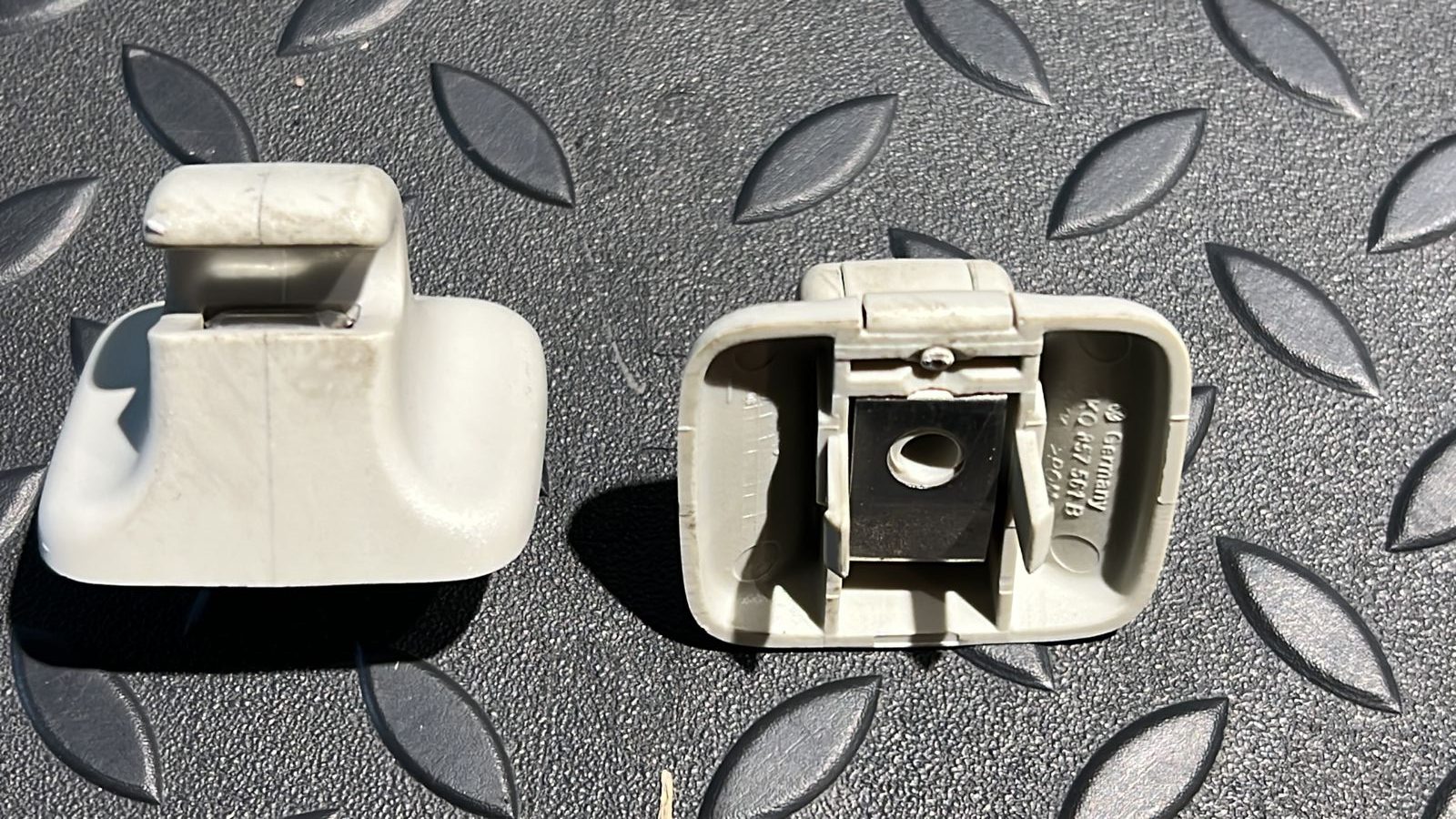 Крючок солнцезащитного козырька Volkswagen Golf/5 2003-2009