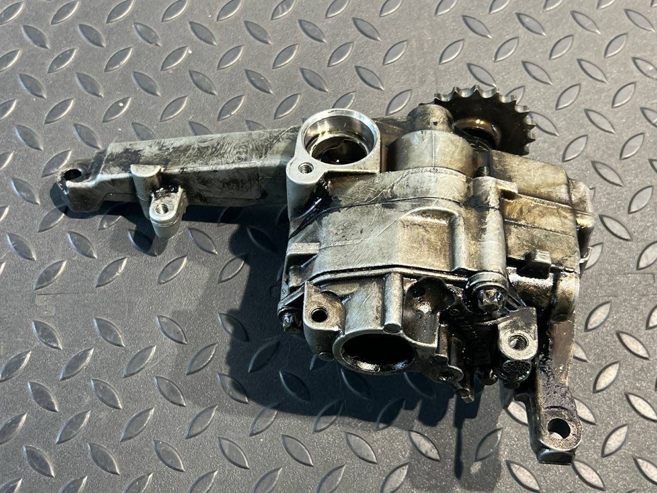 Насос масляный Mercedes M/W164 2005-2011