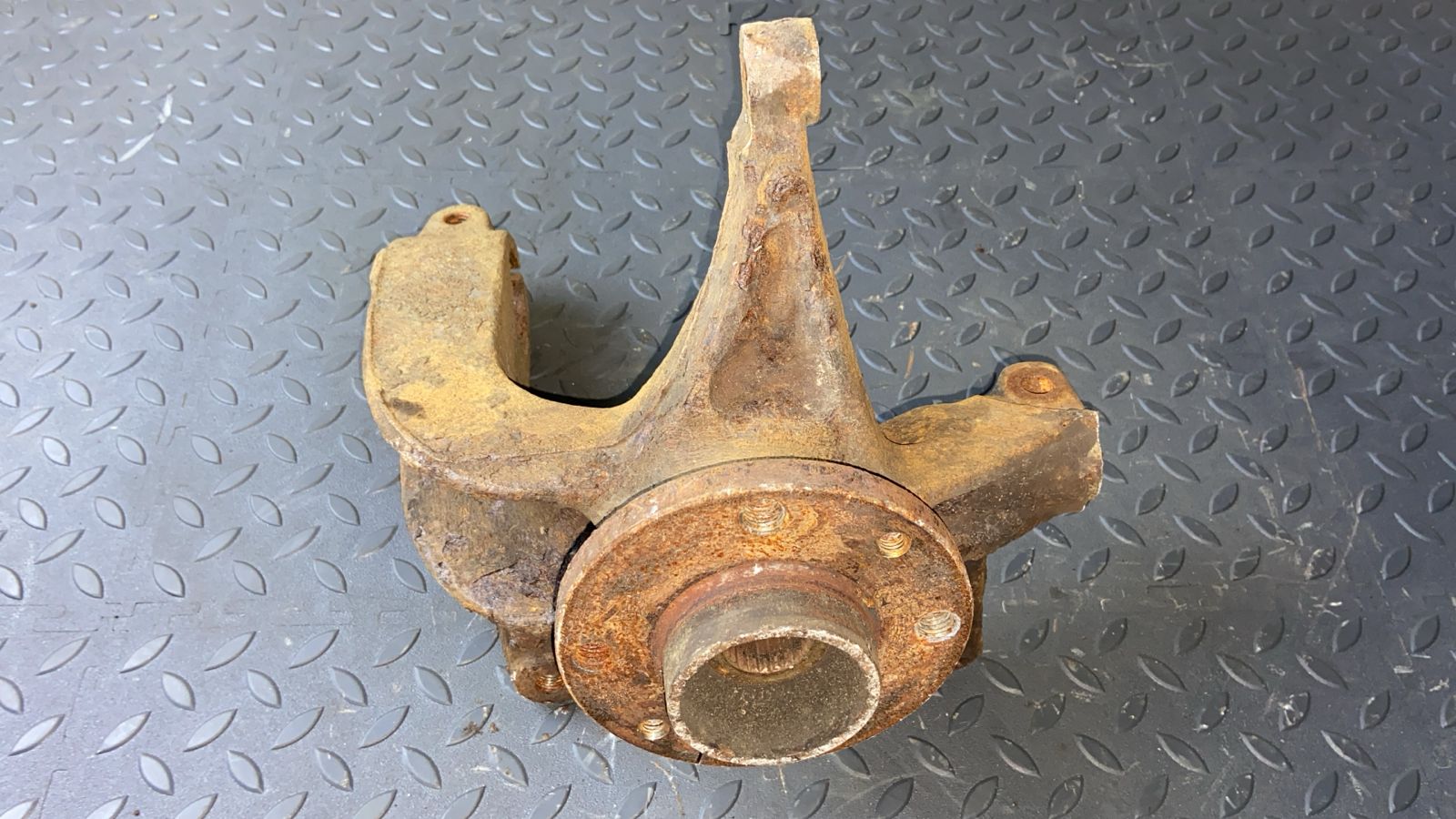 Кулак поворотный передний левый Renault Megane/2 2002-2009