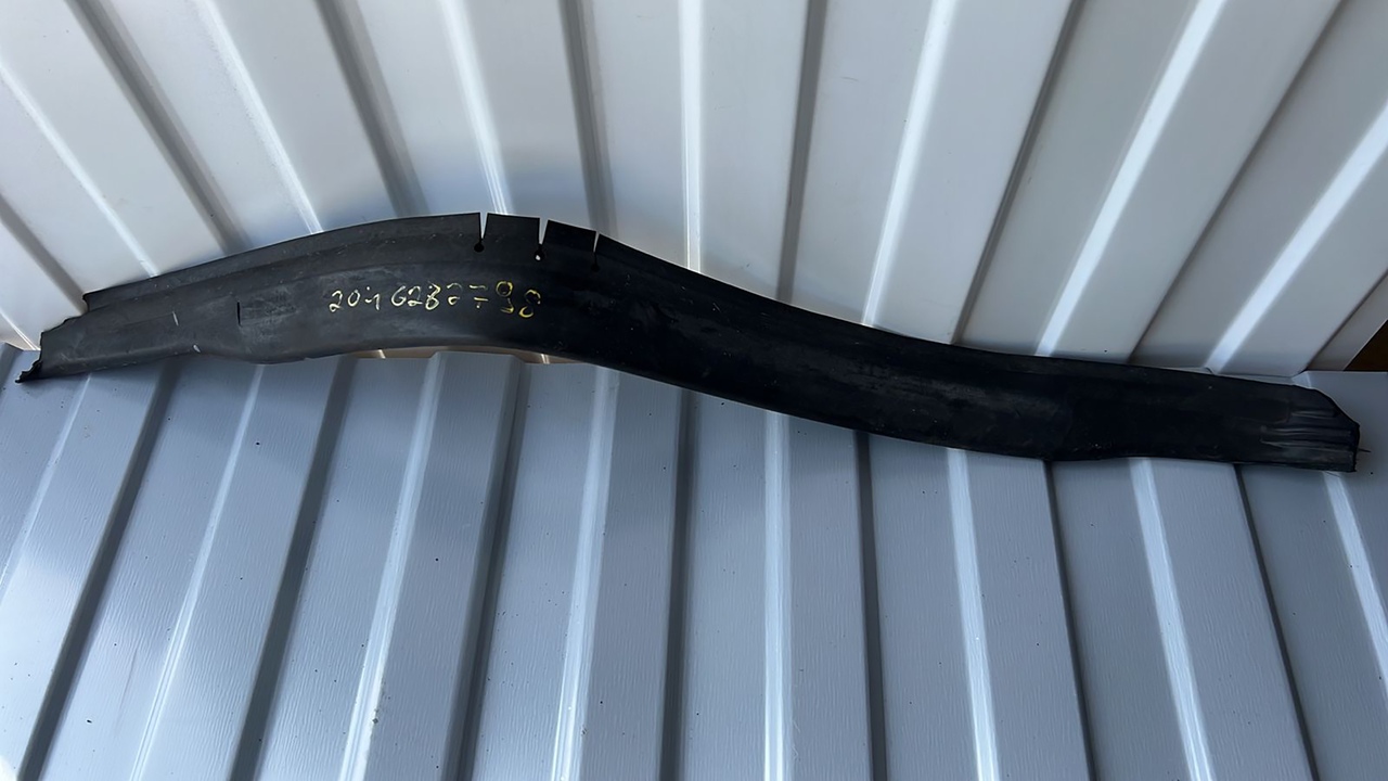 Уплотнитель капота левый Mercedes C/W204 2006-2015