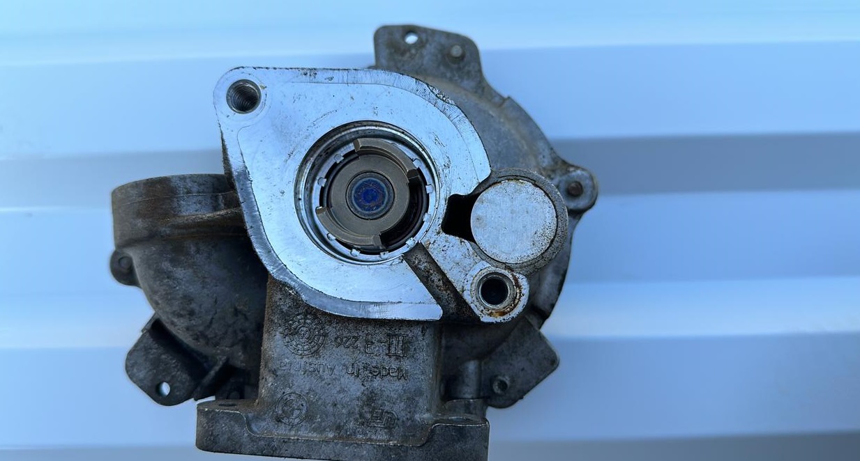 Насос водяной (Помпа) BMW 1/E87 2004-2011