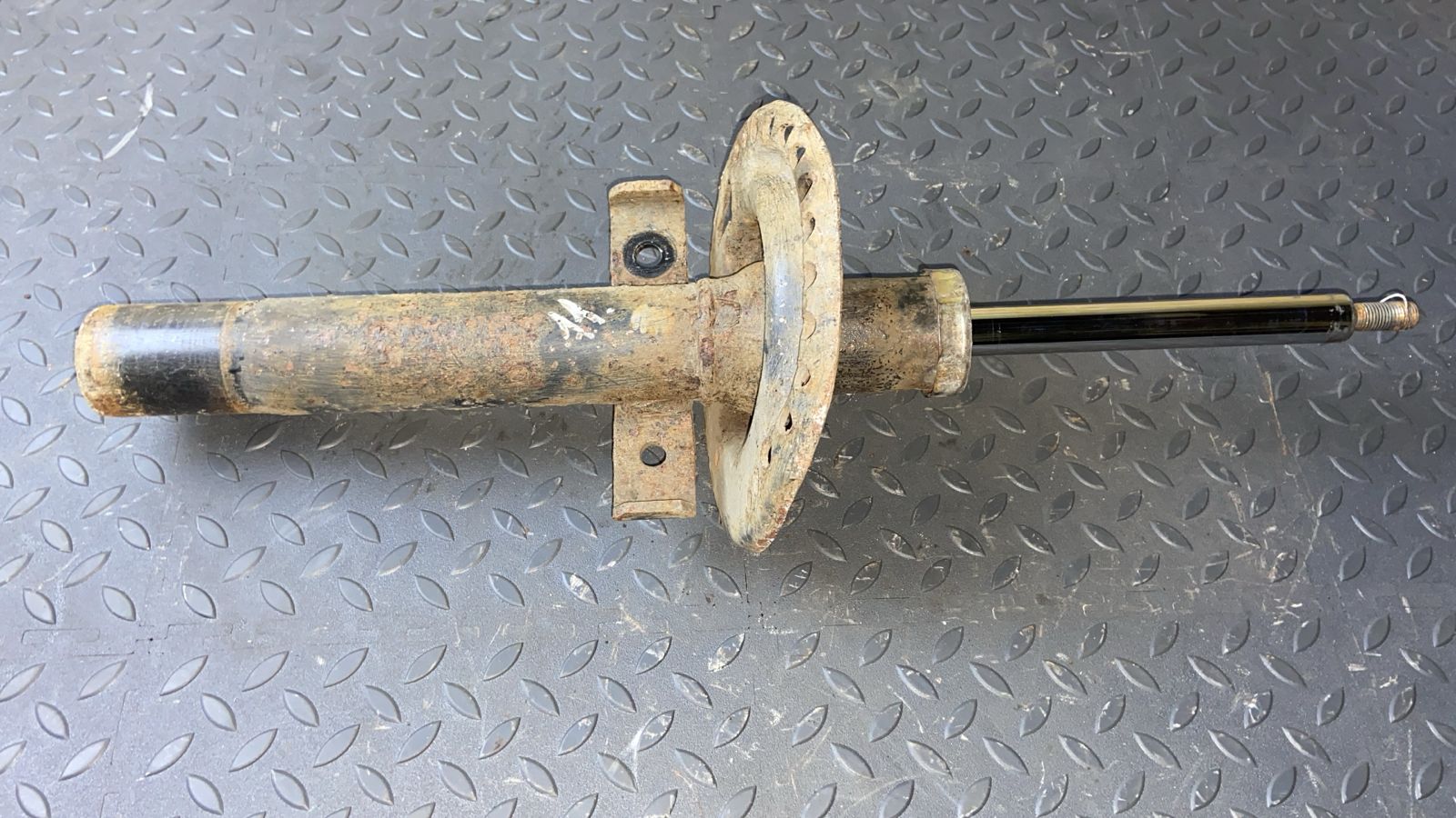 Амортизатор передний Renault Megane/2 2002-2009