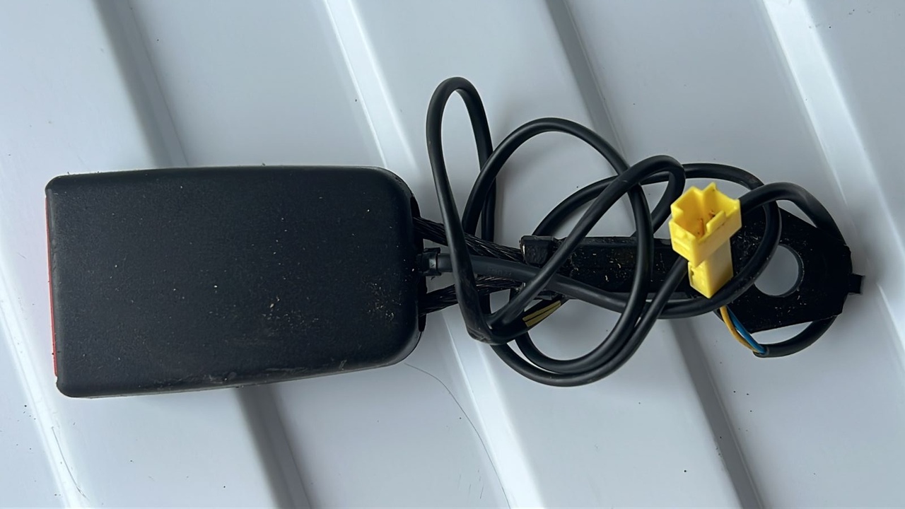 Ответная часть ремня безопасности передняя левая Mercedes C/W204 2006-2015