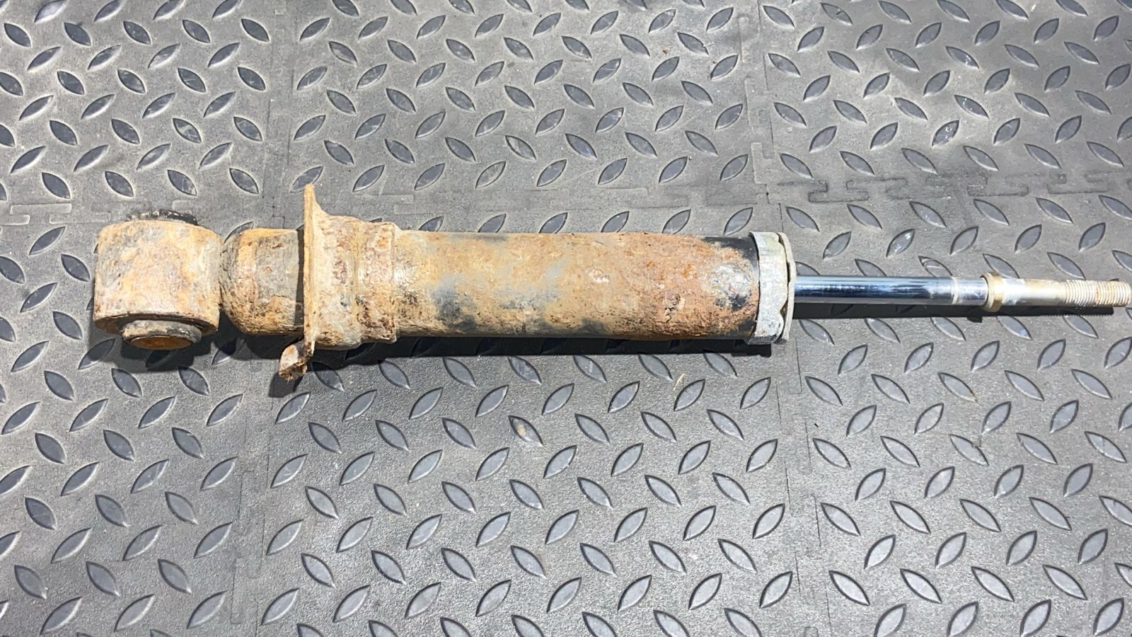 Амортизатор задний Toyota Avensis/2 2003-2009