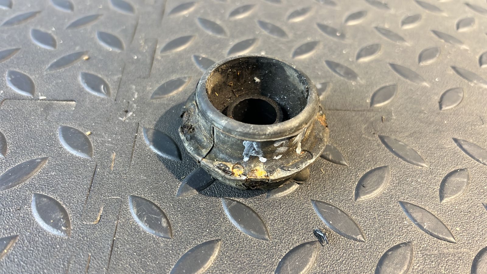 Кронштейн радиатора Toyota Avensis/2 2003-2009