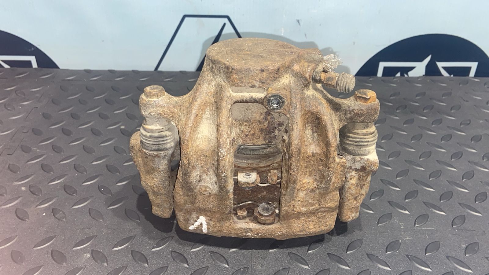 Суппорт передний левый Mercedes C/W202 1993-2001