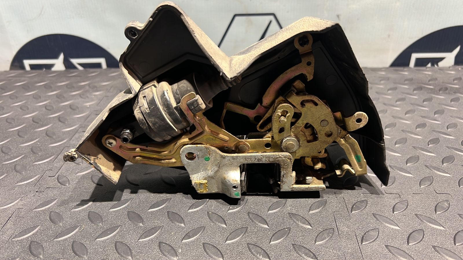 Замок двери задний правый Mercedes C/W202 1993-2001