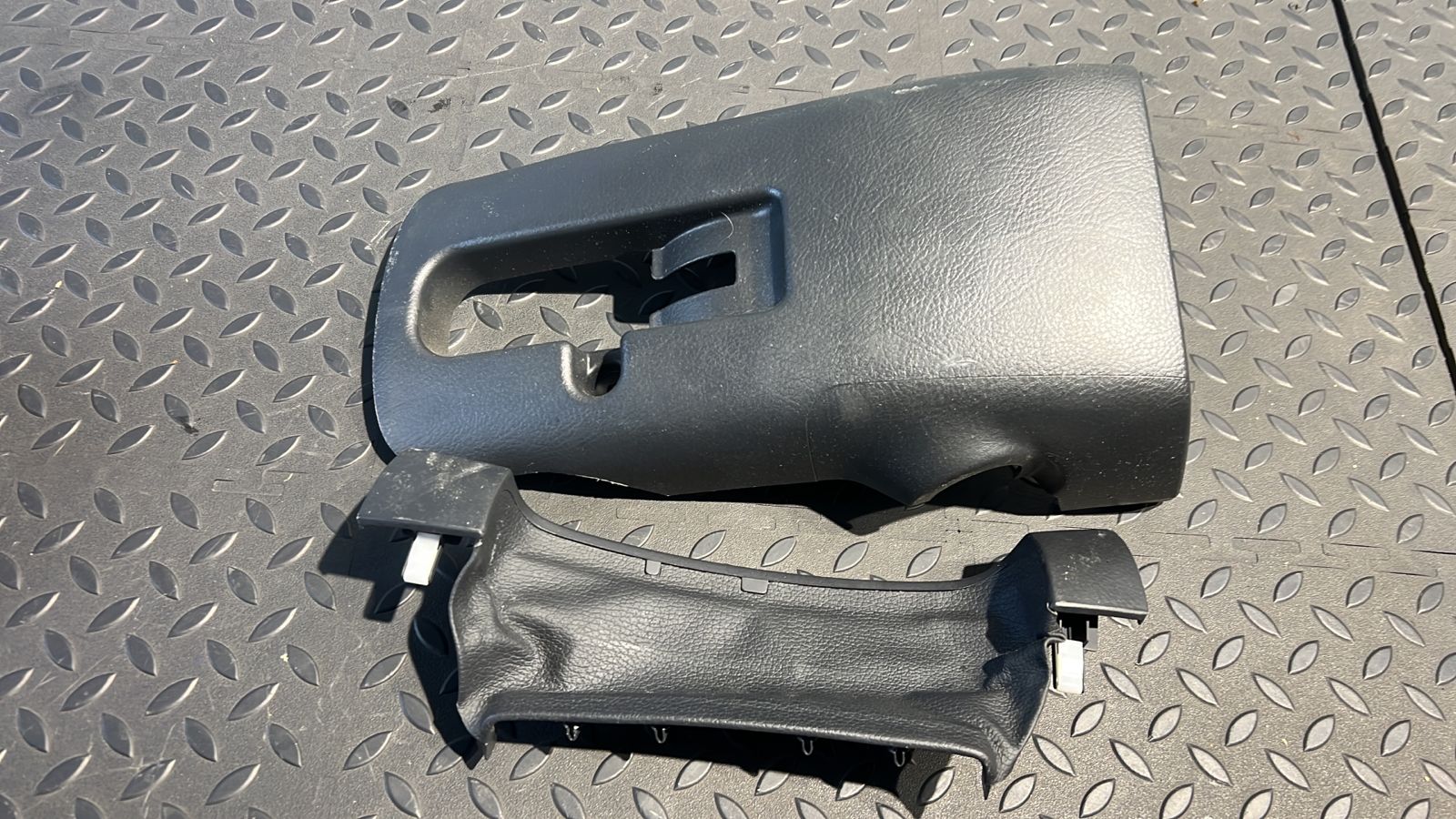 Кожух рулевой колонки нижний Toyota Avensis/2 2003-2009