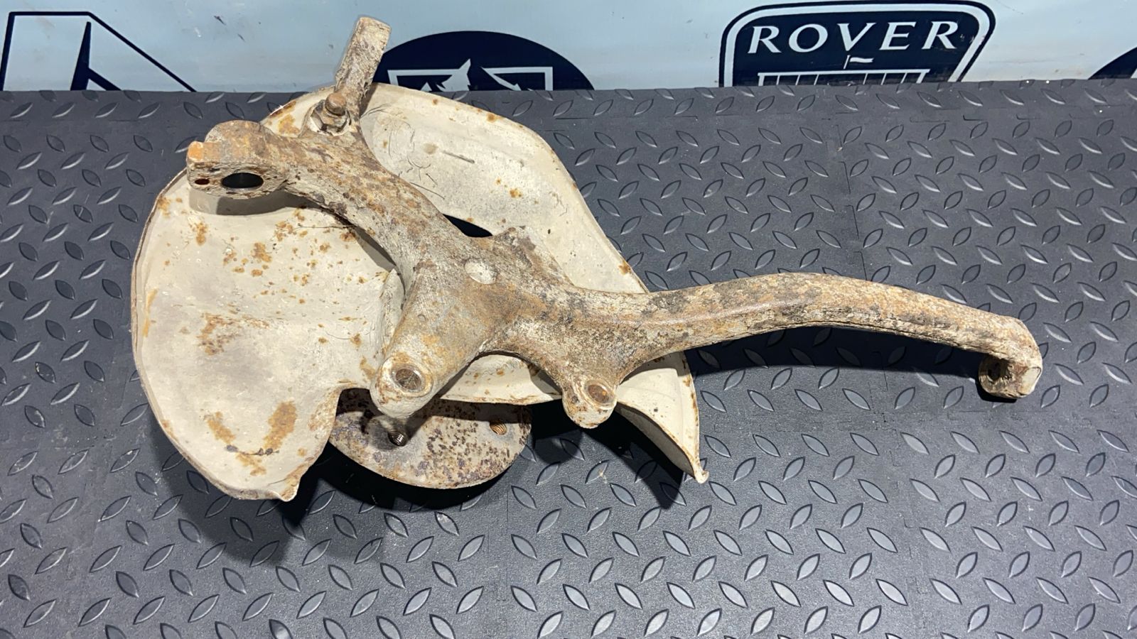 Кулак поворотный передний левый Mercedes C/W202 1993-2001