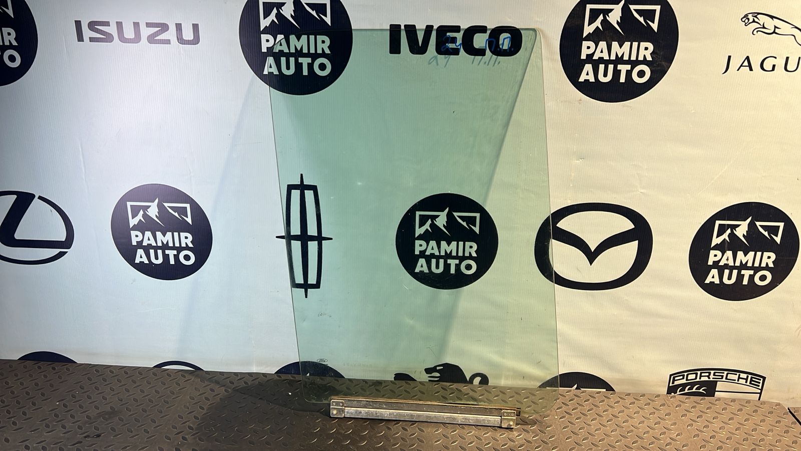 Стекло двери переднее правое Ford Transit 2006-2013