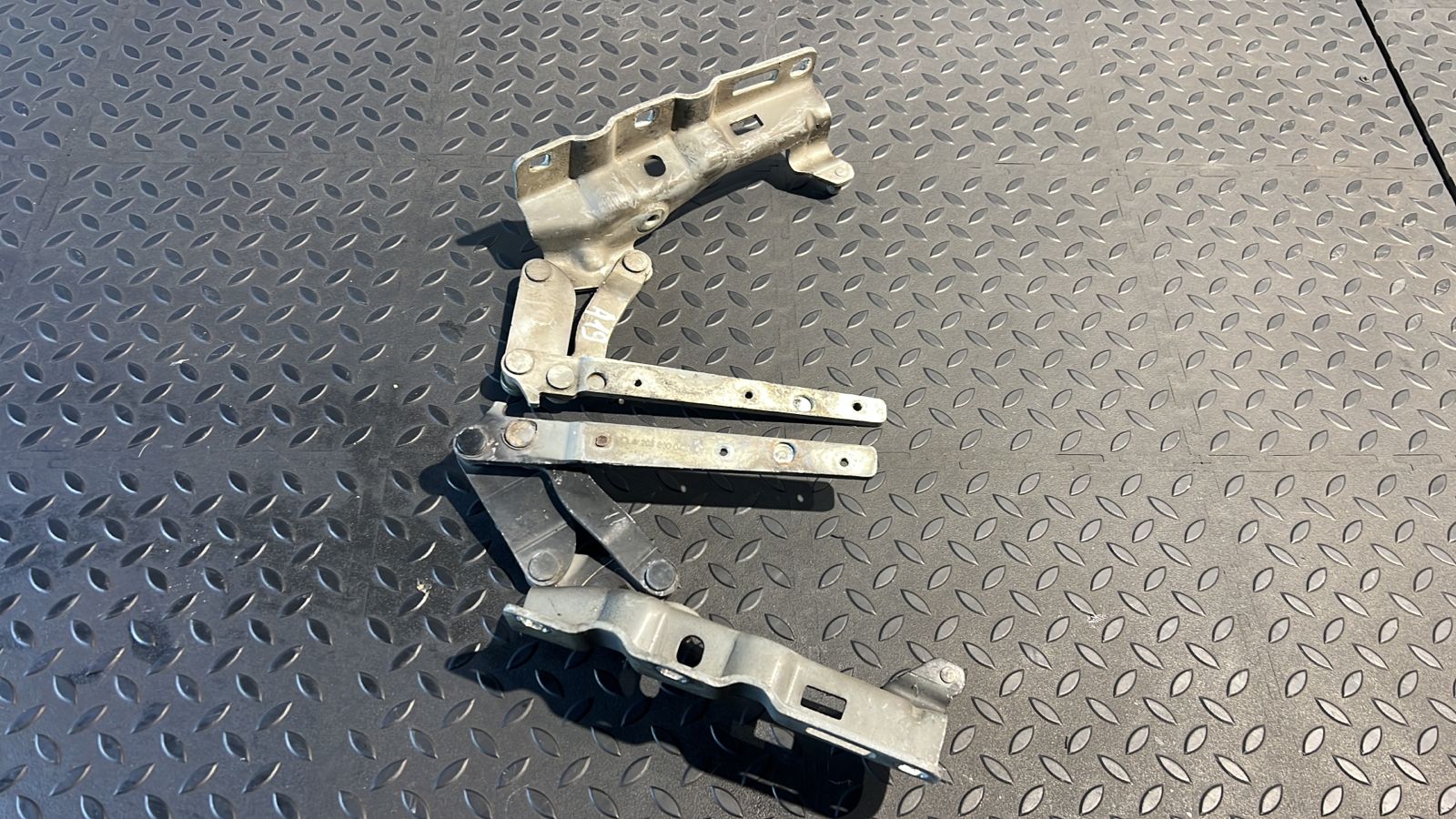 Петля капота Mercedes C/W203 2000-2008