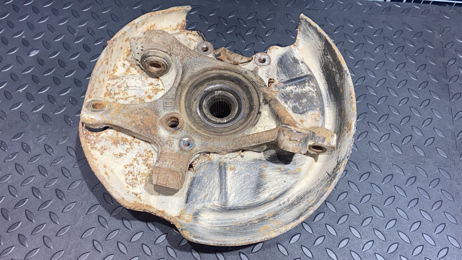 Кулак поворотный задний левый Mercedes C/W202 1993-2001