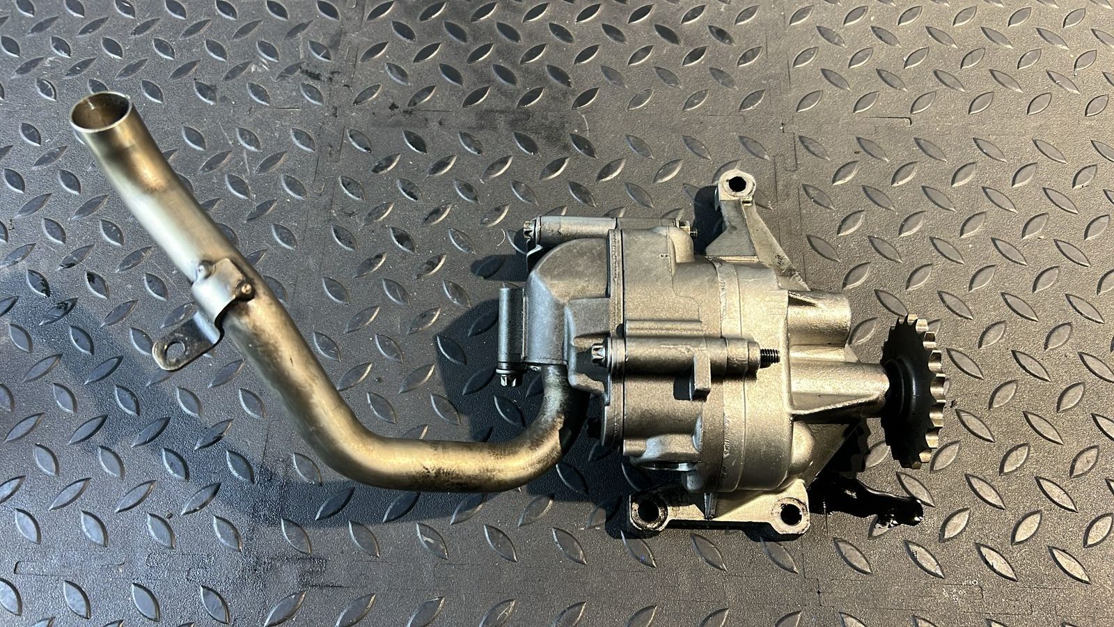 Насос масляный Mercedes E/W211 2002-2009