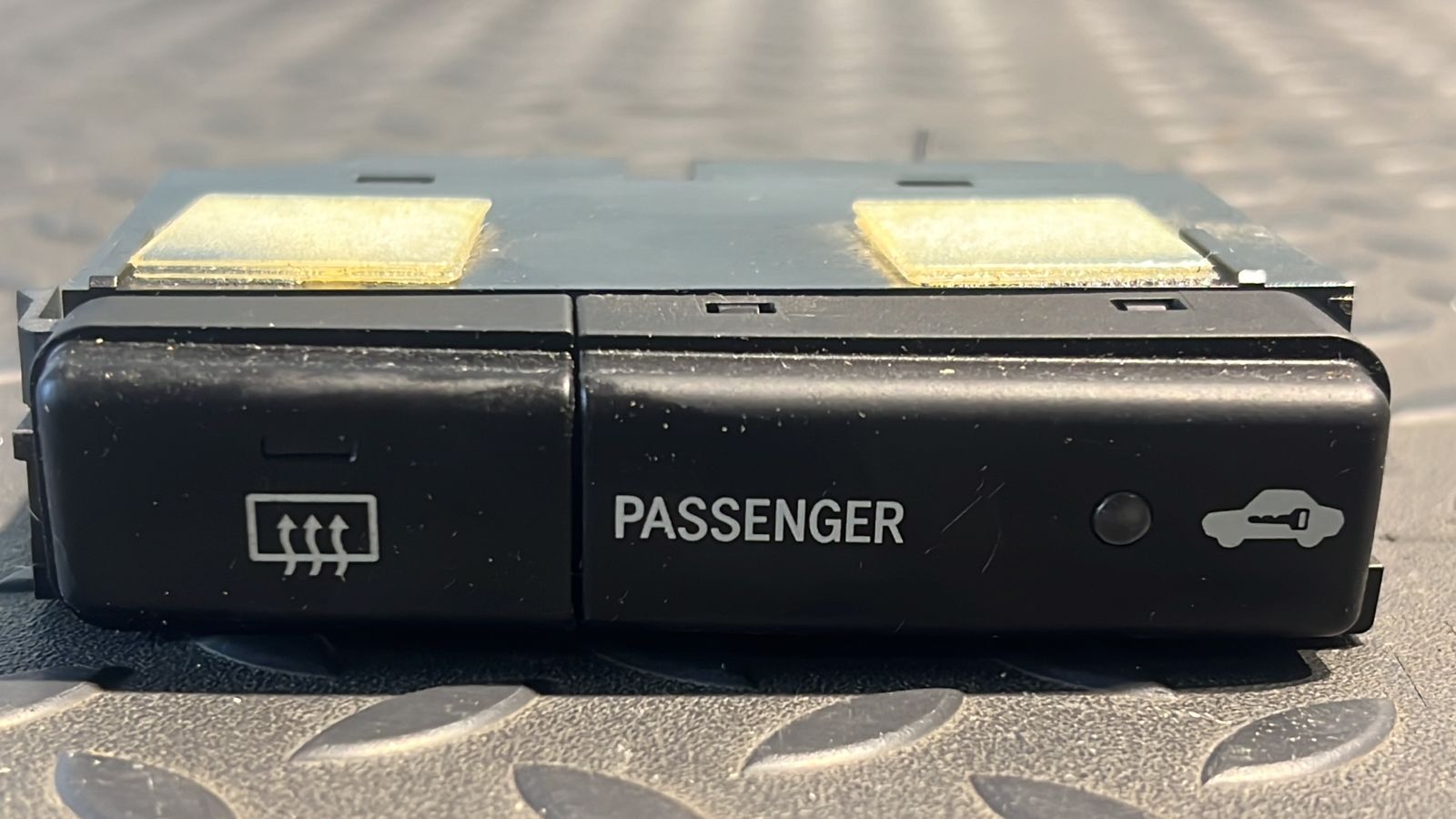 Кнопка обогрева заднего стекла Toyota Avensis/2 2003-2009