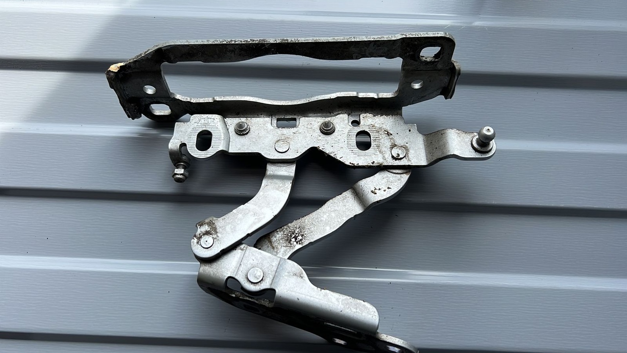 Петля капота левая Mercedes C/W204 2006-2015