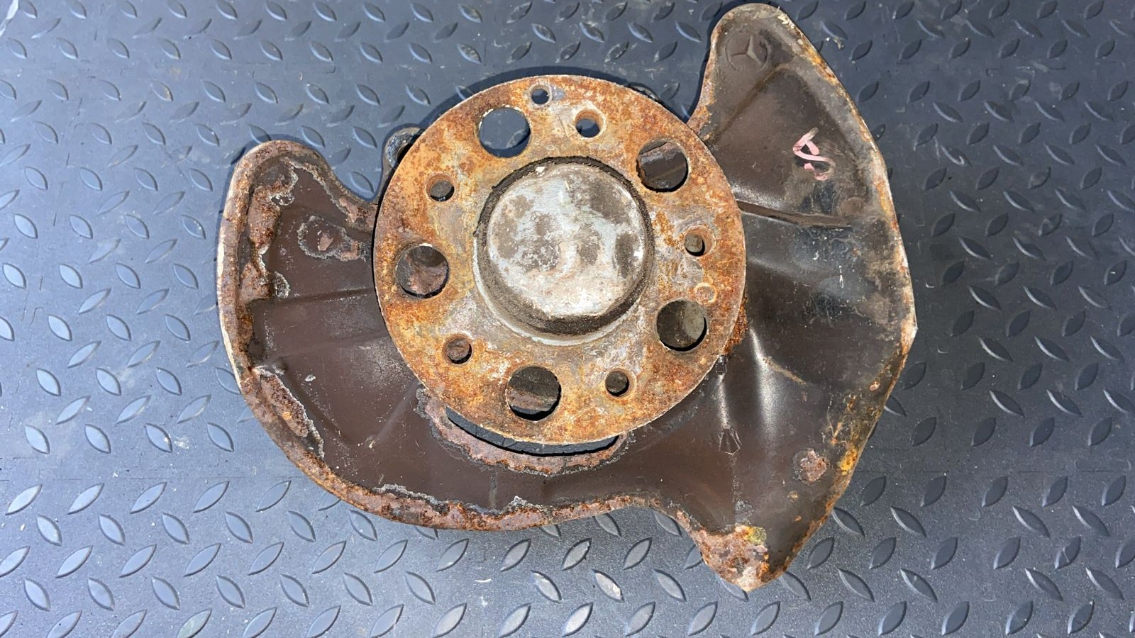 Кулак поворотный передний левый Mercedes C/W203 2000-2008