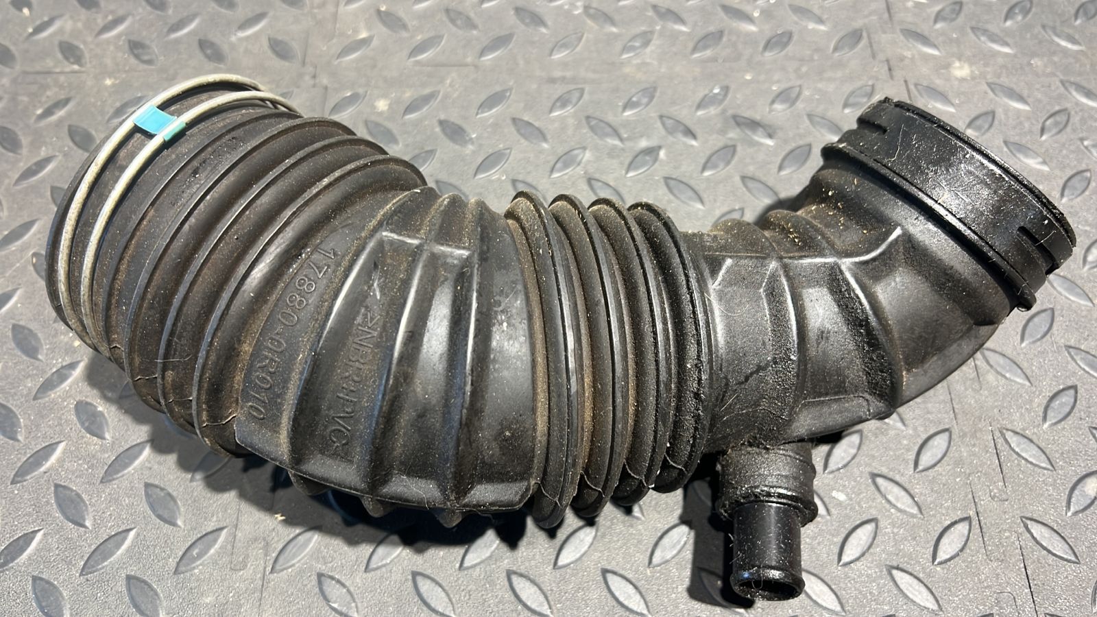 Патрубок воздушного фильтра Toyota Avensis/2 2003-2009